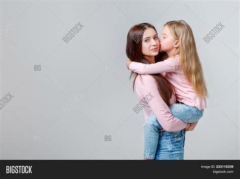 Free Young Mother And Daughter Photos